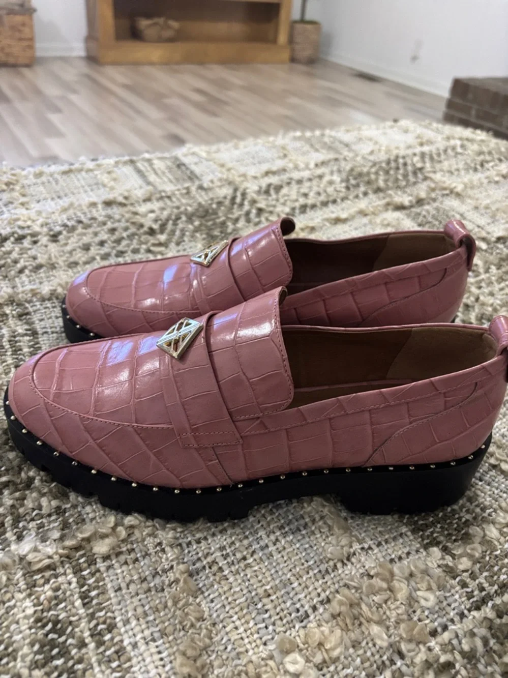 Antonio Melani Pink Croc-Embossed Arrllo Lug Sole Loafers with Gold Accent Sz 9‎